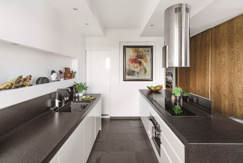 Ponieważ z salonu rozciąga się widok na kuchnię,...