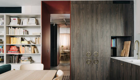 Mieszkanie z lat 70. w nowej odsłonie. Ciemne drewno, czarna łazienka i design z pazurem