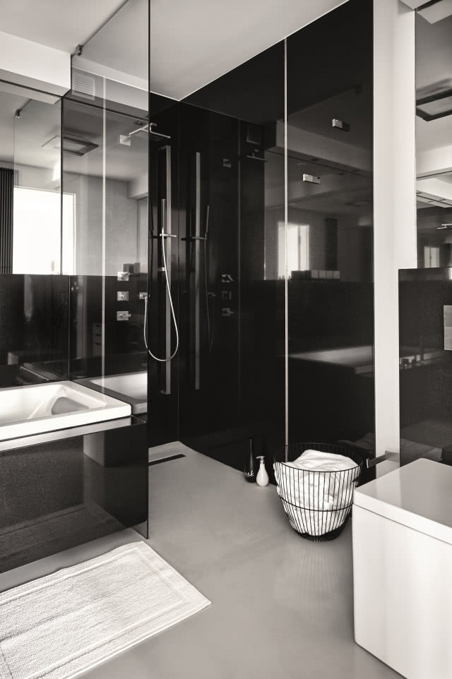 Łazienka w czerni i bieli