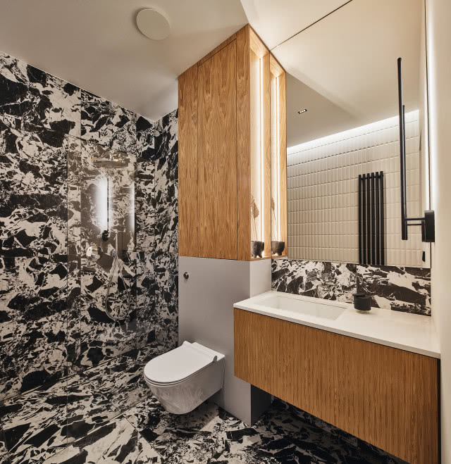 Czarno-biała łazienka z fornirem drewnianym