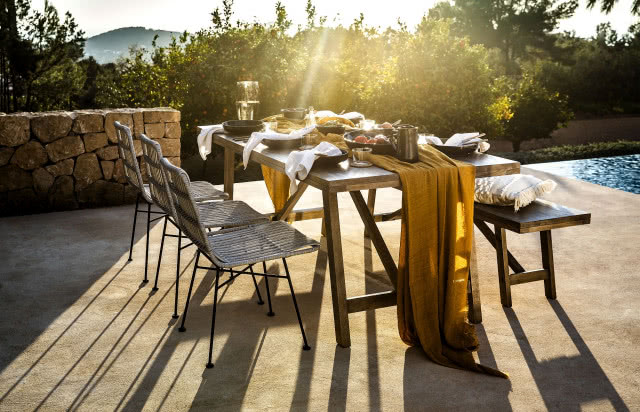 Westwing Collection w letnim wydaniu, stół i krzesła na taras, musztardowy obrus