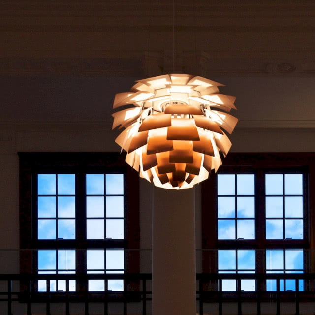 lampa świecąca na ciemnym tle