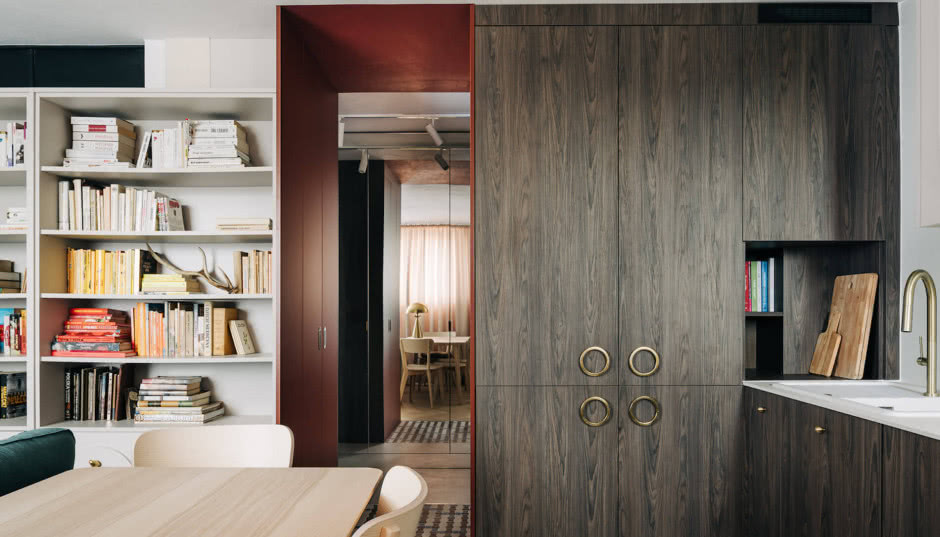 Mieszkanie z lat 70. w nowej odsłonie. Ciemne drewno, czarna łazienka i design z pazurem