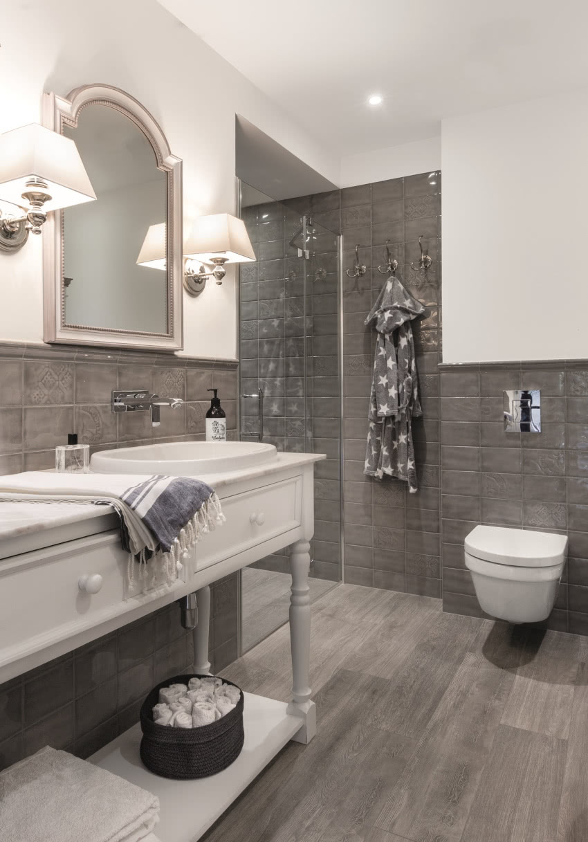 Łazienka pani domu zachwyca stylowym wystrojem.