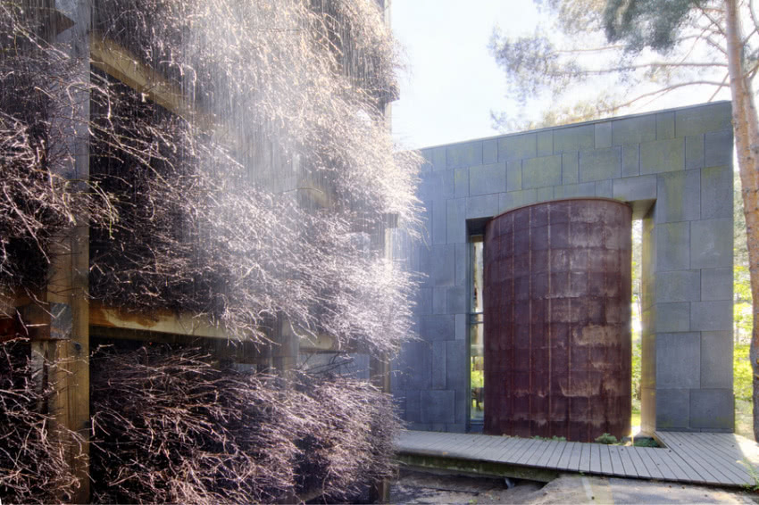 Z zewnętrznych tarninowych ścian pod postacią...