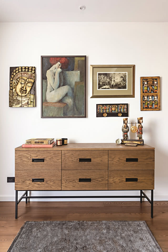 Retro komoda z azjatyckimi obrazami