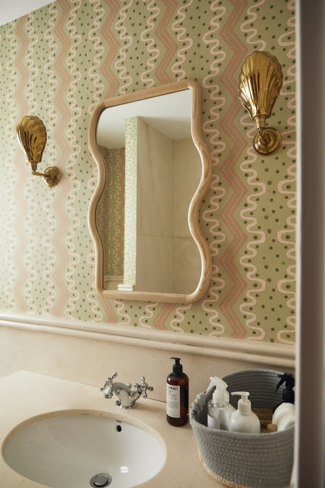 vintage tapeta w łazience
