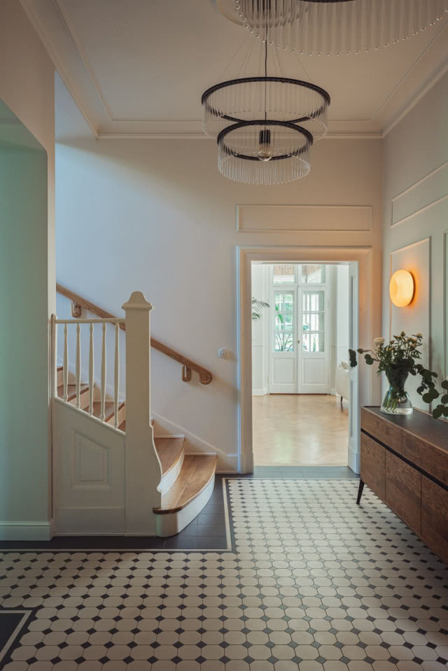 mozaika na podłodze w holu