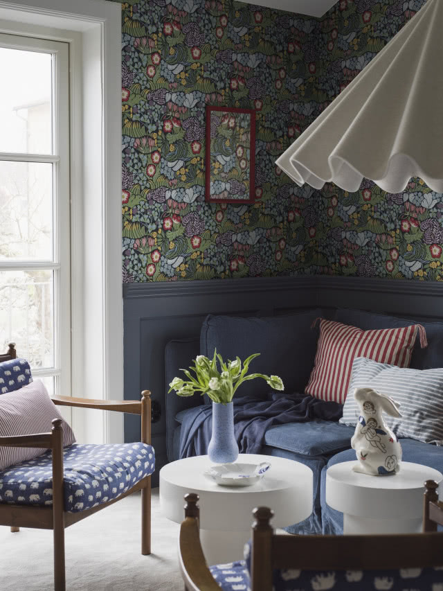 kanapa na le ciemniej tapety w małą ramką