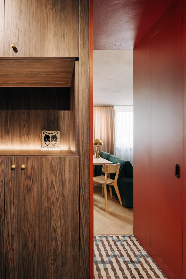 czerwona szafa w przedpokoju