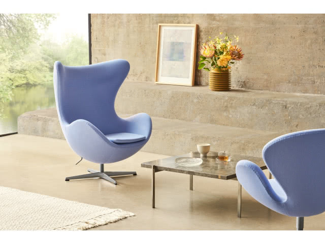 fotel w kształcie jaja, niebieski przy stoliku kawowym ze szkła
