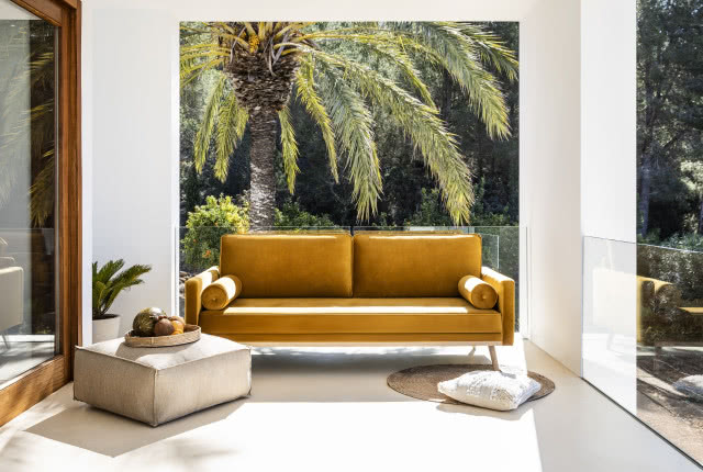 Westwing Collection w letnim wydaniu, musztardowa sofa, beżowy puf