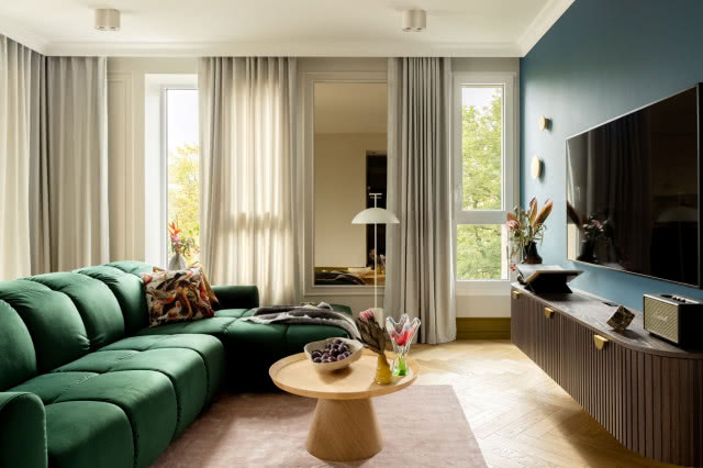 Salon z zieloną kanapą