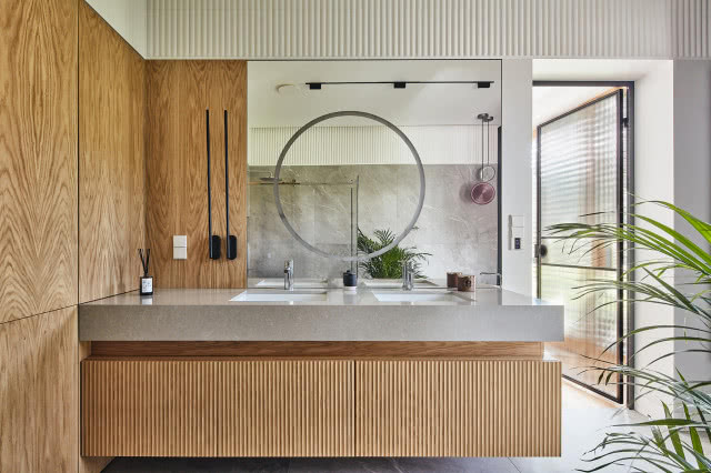 Szara łazienka z drewnianym fornirem