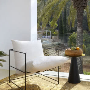 Westwing Collection w letnim wydaniu, biały fotel , czarny stelaż, czarny stolik kawowy ze złotym blatem