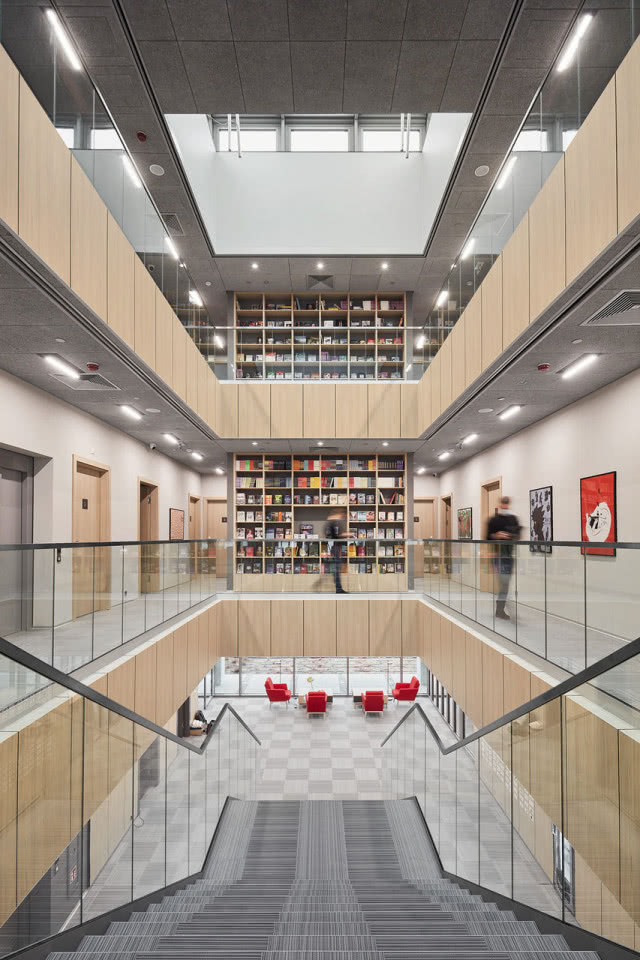 Dom Ronalda McDonalda w środku