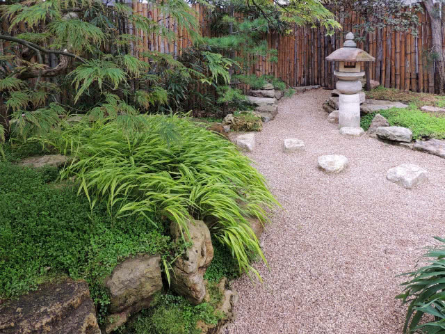 ścieżka, w tle mini pagoda
