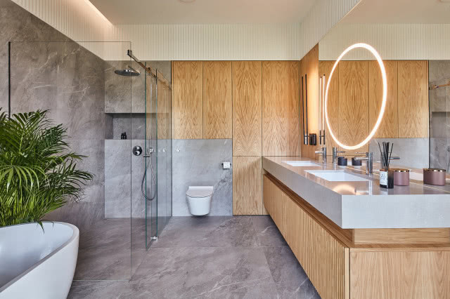 Szara łazienka z drewnianym fornirem