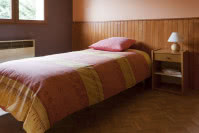 Drewniany parkiet i boazeria w sypialni