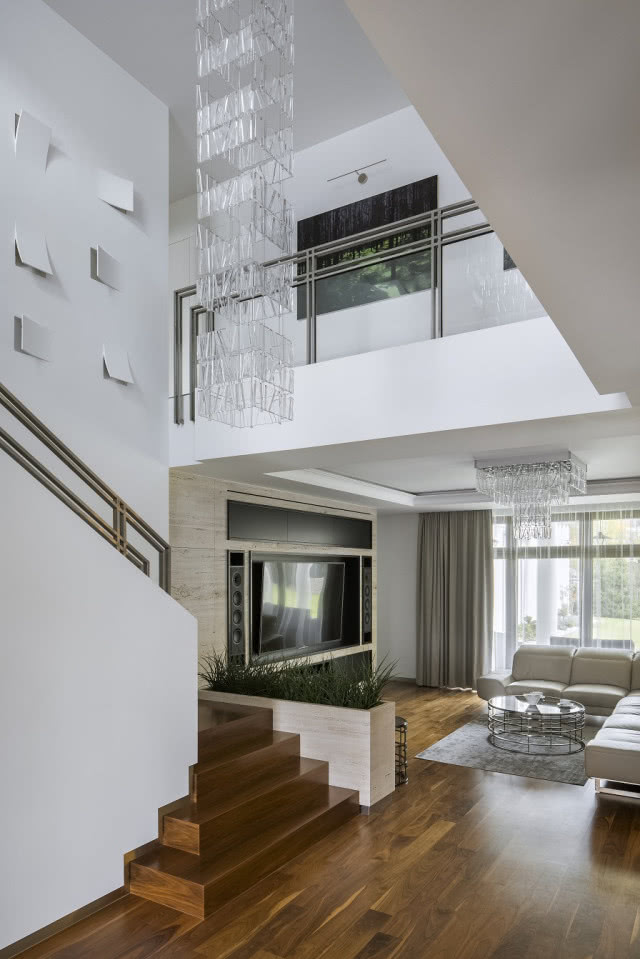 Dom z antresolą i kryształowym żyrandolem