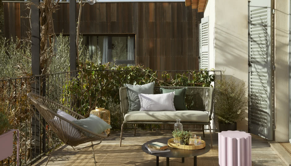 Balkon w trzech stylach - boho, modern i pastele. Te trendy będą dominowały w 2023 roku!