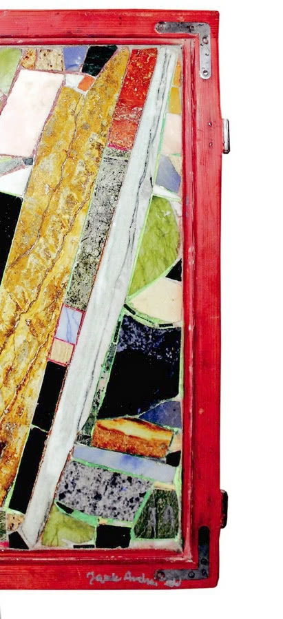 Witraż z kolorowych kamieni w starej ramie...