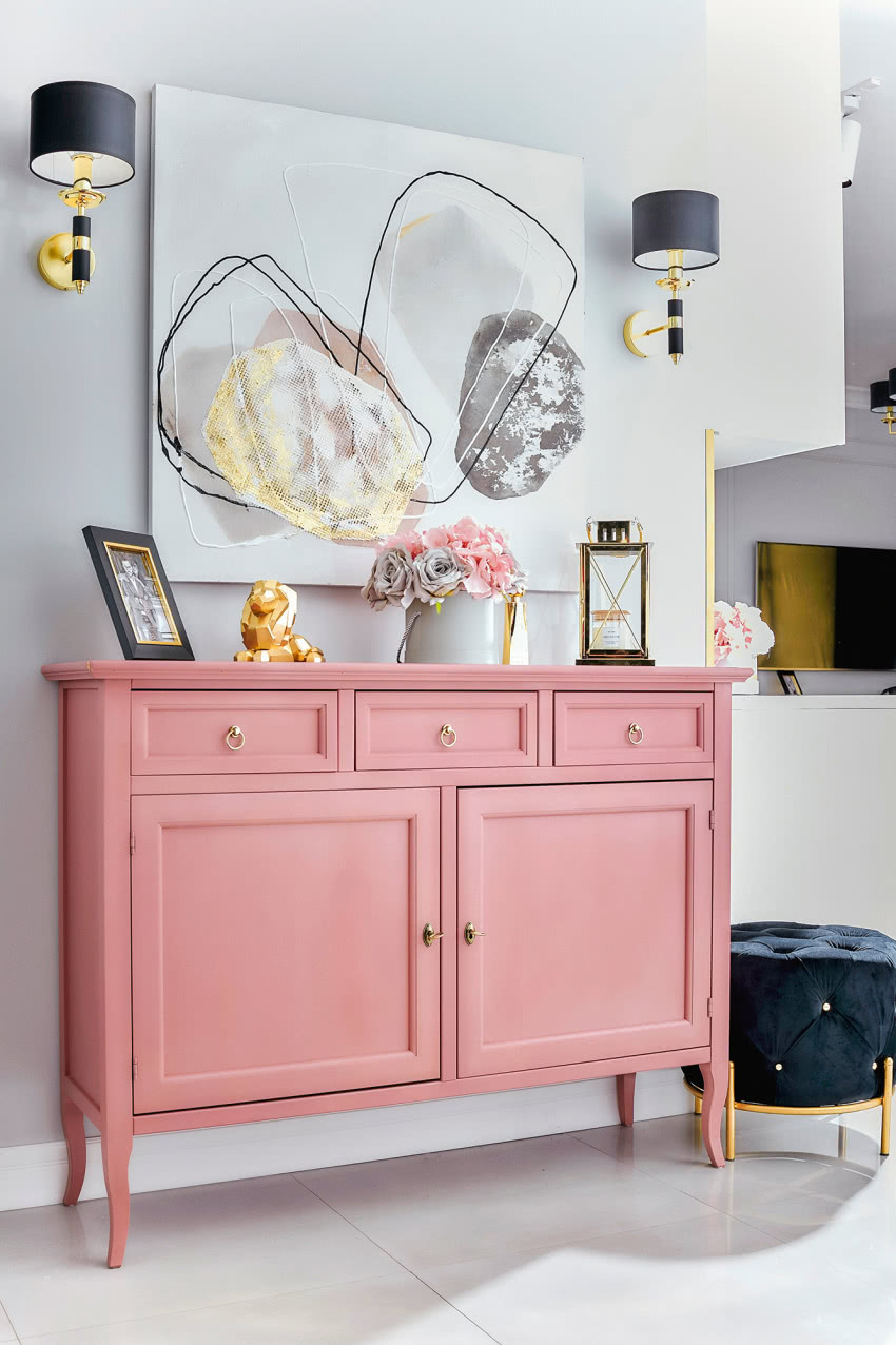 Kinkiety Modesto marki Kutek Mood otulają obraz...