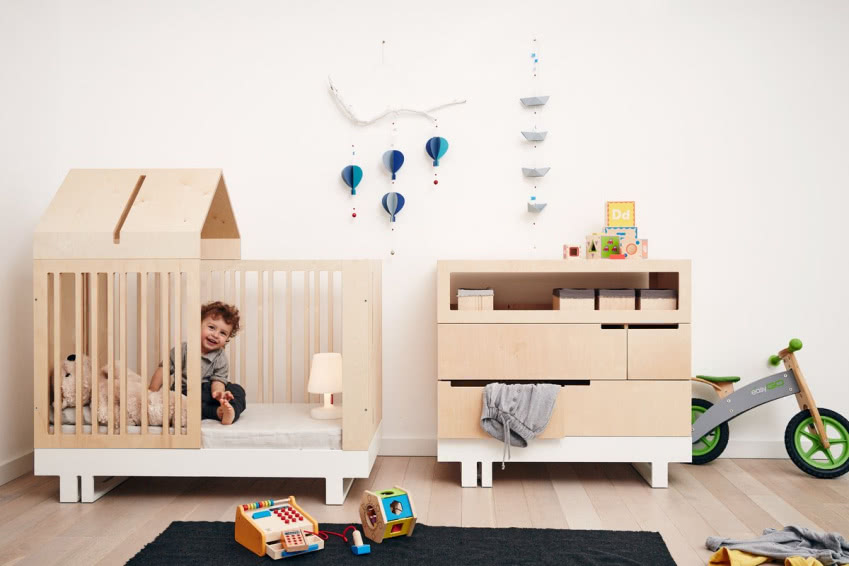 Łóżeczko z daszkiem w ciągu dnia zachęca do...