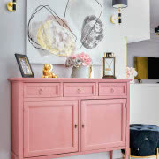 Dominującym kolorem w pokoju Nadii jest jasny...