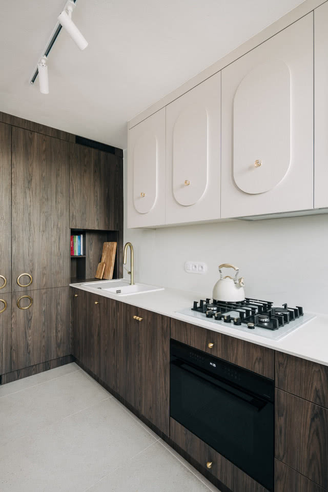 białe szafki w kuchni