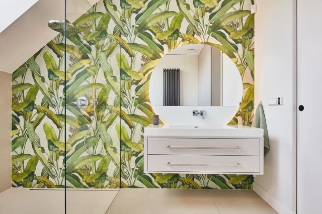 Łazienka z tapetą w liście