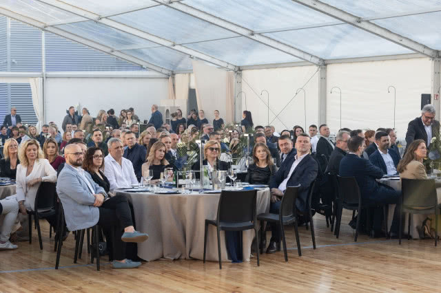 Goście jubileuszu 30-lecia firmy PEKA podczas uroczystej gali w Swarzędzu, uczestnicy wydarzenia zgromadzeni przy okrągłych stołach.
