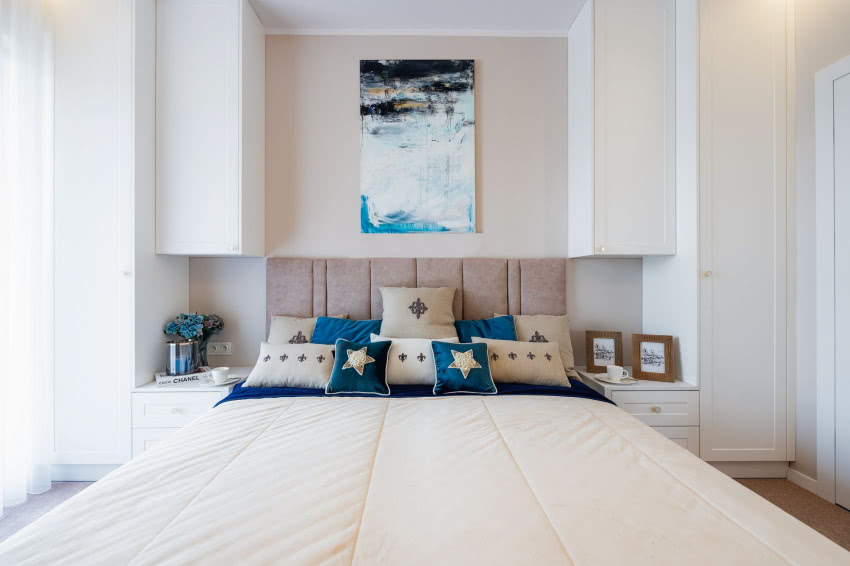 Centralnym punktem sypialni jest łóżko otulone...