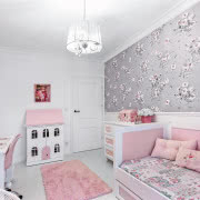 Dominującym kolorem w pokoju Nadii jest jasny...