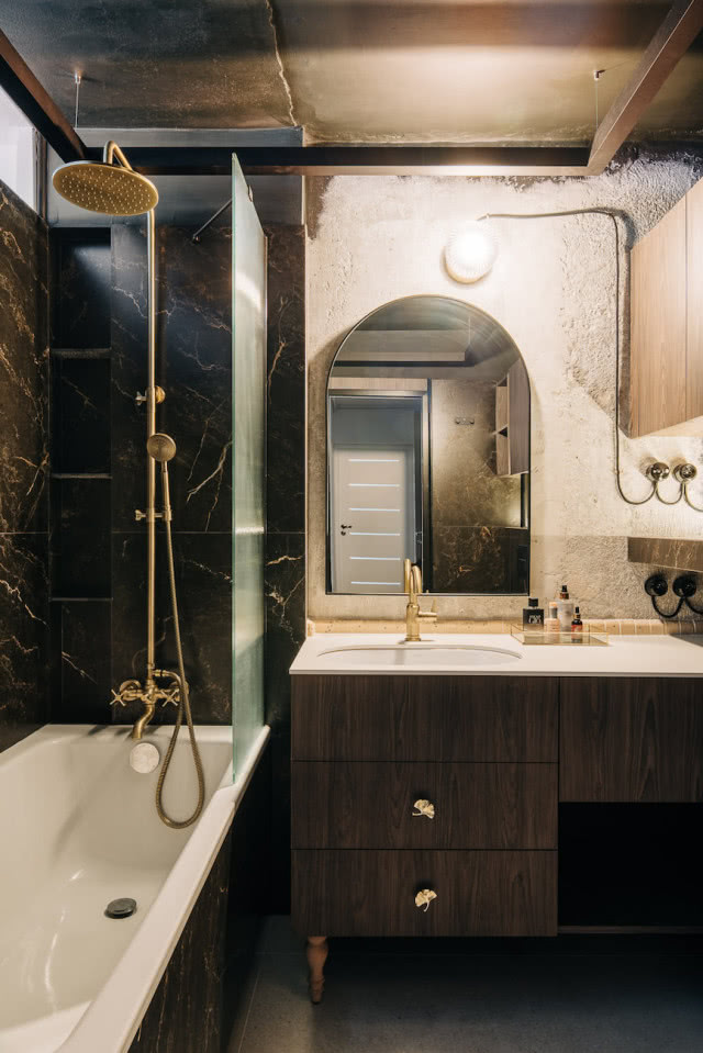 czarna łazienka w stylu industrialnym w mieszkaniu w bloku