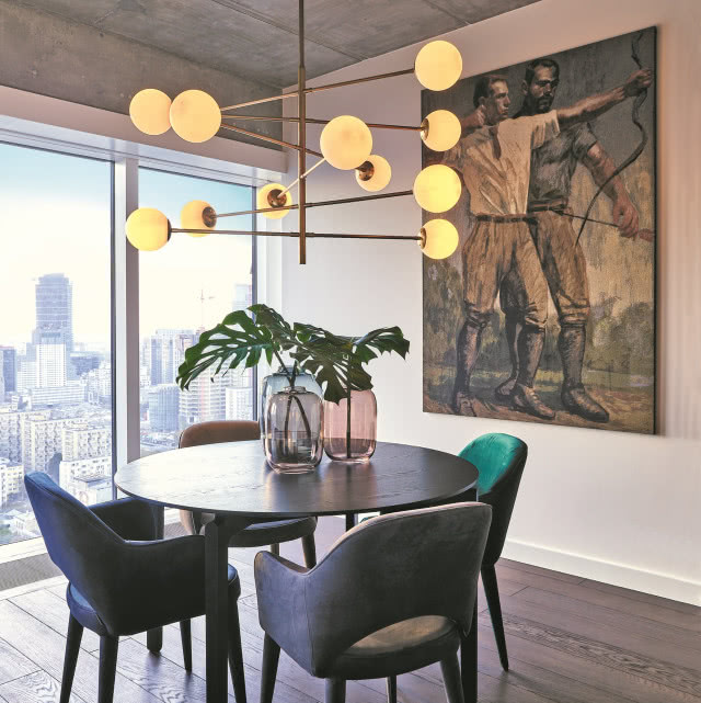 Wyrafinowane, proste linie lampy Tortora Brass marki Eichholtz wpisują się trend
modernistyczny