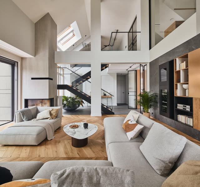 Salon z wysokim sufitem