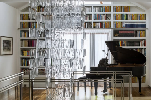 Ściana z książek i kryształowy żyrandol