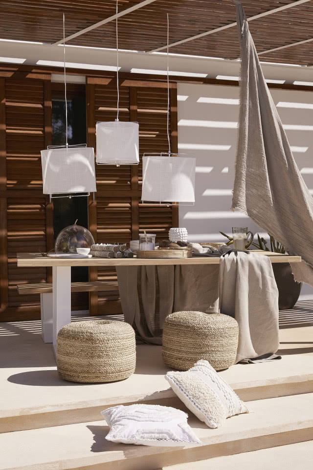 Westwing Collection w letnim wydaniu pleciony pufy, białe lampy wiszące sól drewniany
