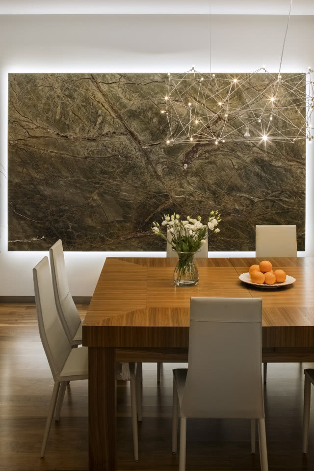 Trawertyn na ścianie w jadalni
