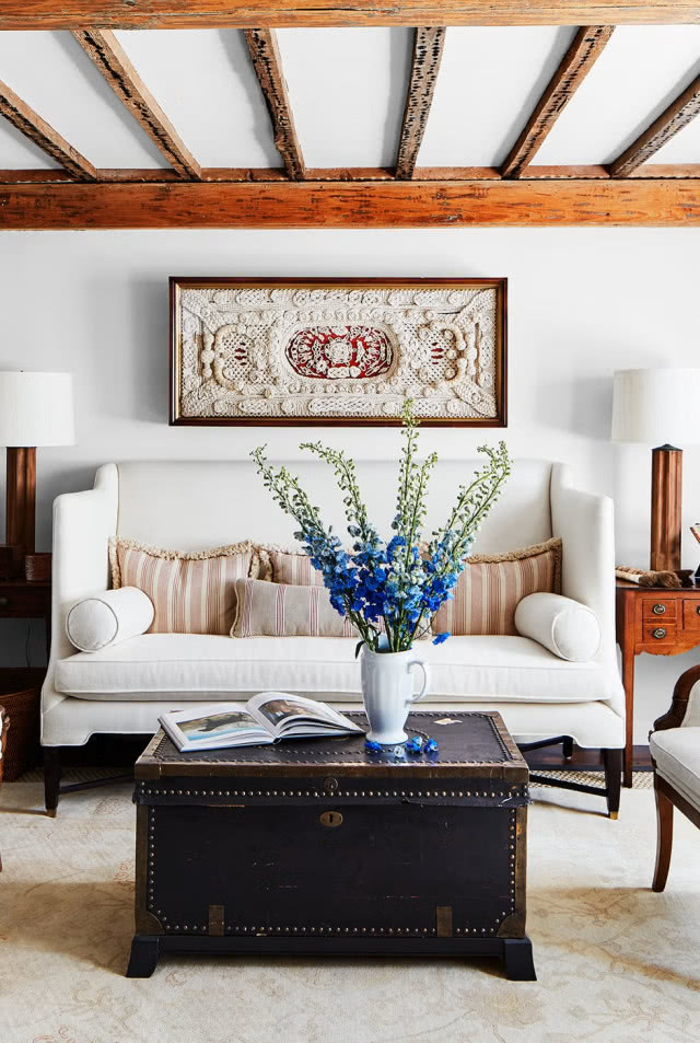 Skrzynia w roli stolika kawowego 