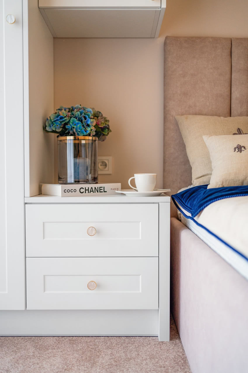 Zabudowa sypialniana skrywa liczne schowki i...