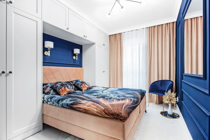 Delikatna biel zabudowy otula łóżko (Selsey)....