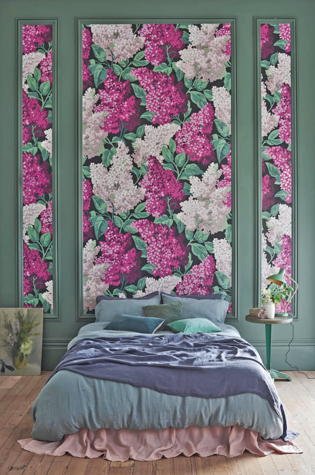 sztukaterie utworzyły ramy dla tapety z różowymi kwiatostanami