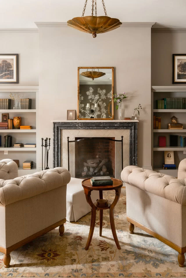 dwa fotele przed kominkiem