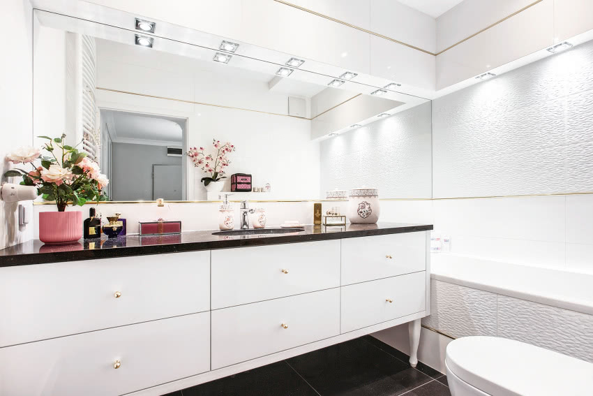 Łazienka jest jasna, przestronna i mądrze...