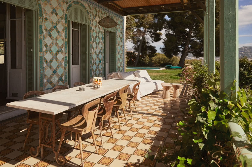 Kolonialny styl domu podkreślają płytki na...