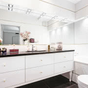 Dominującym kolorem w pokoju Nadii jest jasny...