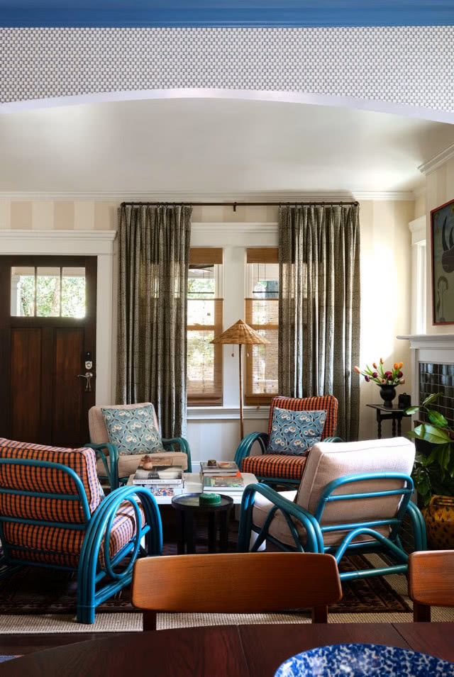 4 krzesła wokół stolika