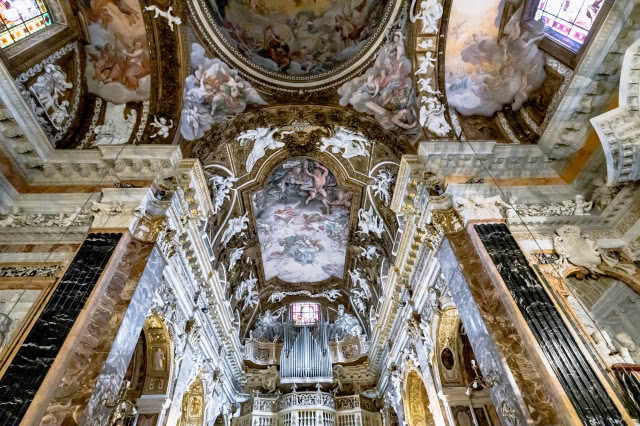 bogate sklepienie kościoła